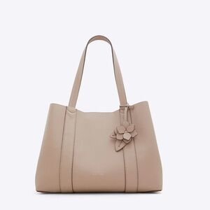 🌼🌻NWT Draper James Elle Tote Bag w/flower key fob in beige 🌼🌻